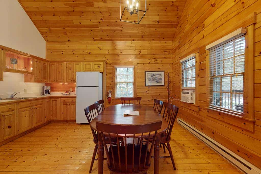 Bobcat Cabin, dog-friendly cabin retreat with full kitchen, outdoor activities