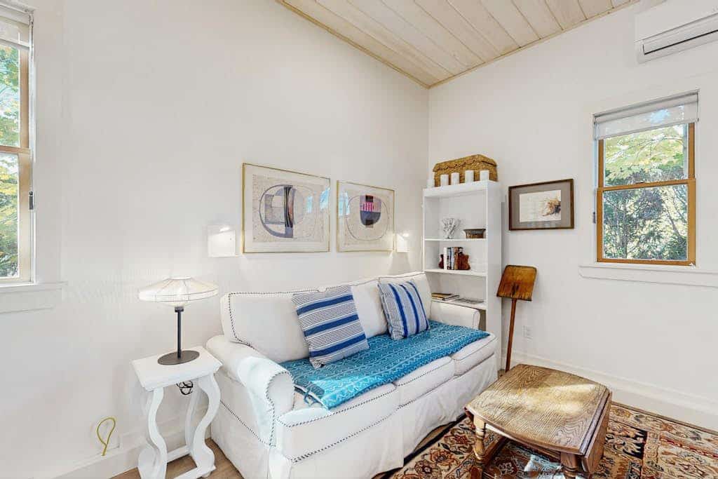 Charming coastal cottage with firepit and easy beach access