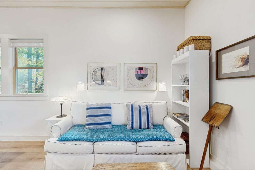 Charming coastal cottage with firepit and easy beach access