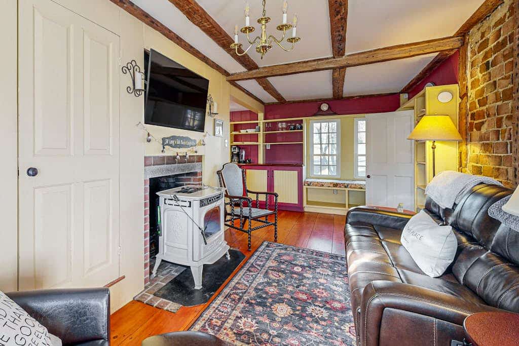 Cozy apartment near the river:  walk to town & local attractions