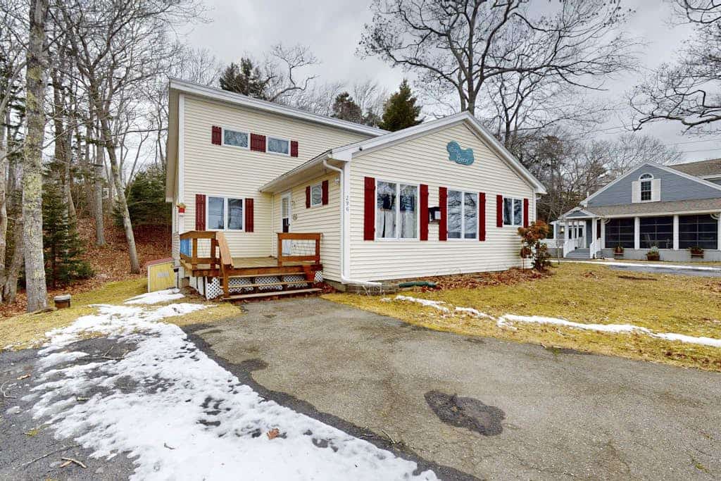 Charming Cottage with Ocean Views, Wifi, and Washer and Dryer