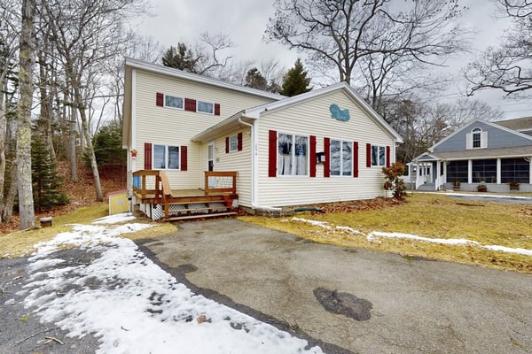 Charming Cottage with Ocean Views, Wifi, and Washer and Dryer