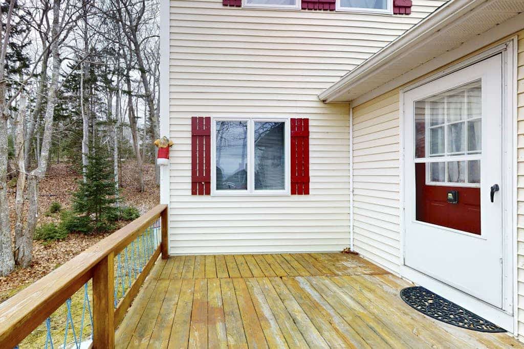 Charming Cottage with Ocean Views, Wifi, and Washer and Dryer
