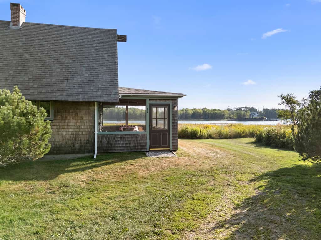 Peaceful coastal cabin with screened porch, water view of the cove, dog-friendly