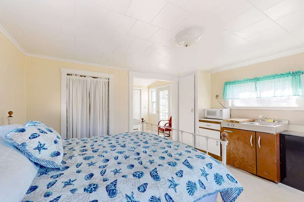 Charming love shack with stunning seaside views and all the comforts of home