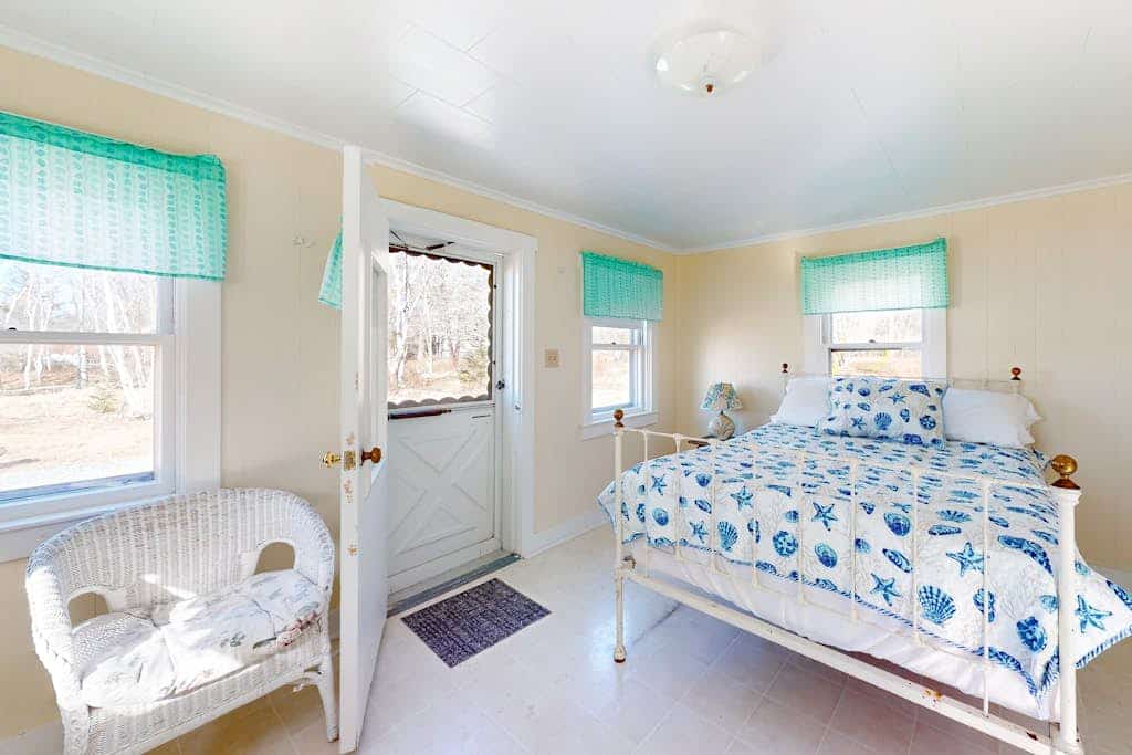 Charming love shack with stunning seaside views and all the comforts of home