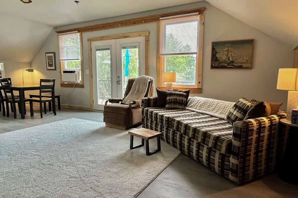 Charming apartment with ocean views, private deck, and easy bay access