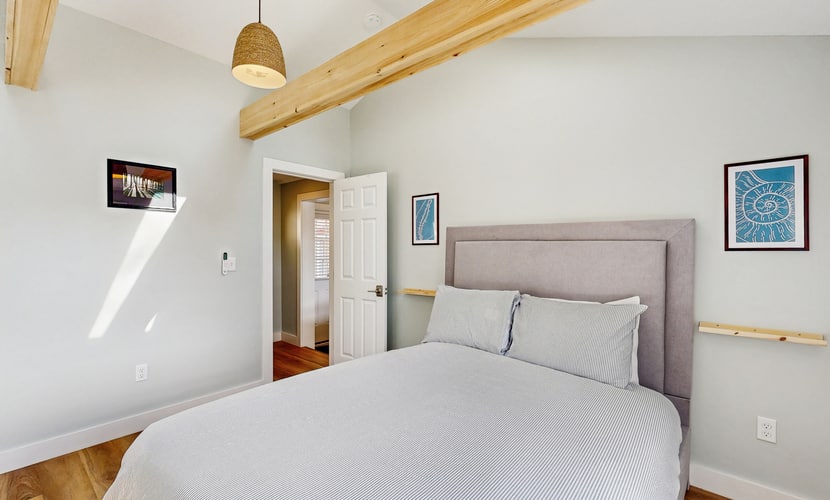 Charming cottage with a spacious deck overlooking the Megunticook River