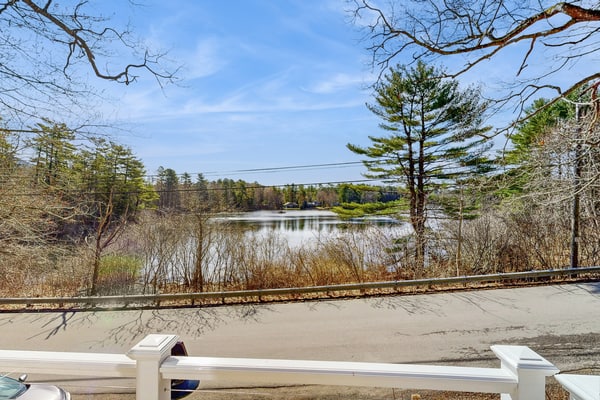 Charming cottage with a spacious deck overlooking the Megunticook River