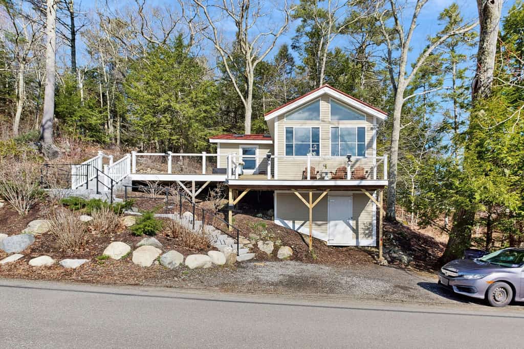Charming cottage with a spacious deck overlooking the Megunticook River