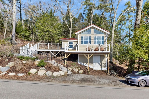 Charming cottage with a spacious deck overlooking the Megunticook River
