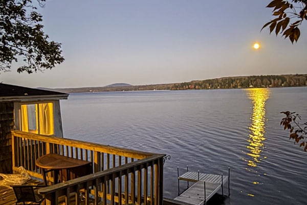 Idyllic Lakefront Retreat: pvt dock & beach for kayaking, swimming & fishing