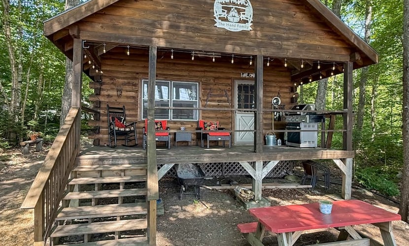 Cozy log cabin w/ deck, BBQ grill & outdoor firepit on Lower Wilson Pond