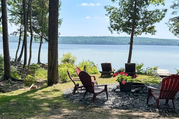 Cozy log cabin w/ deck, BBQ grill & outdoor firepit on Lower Wilson Pond