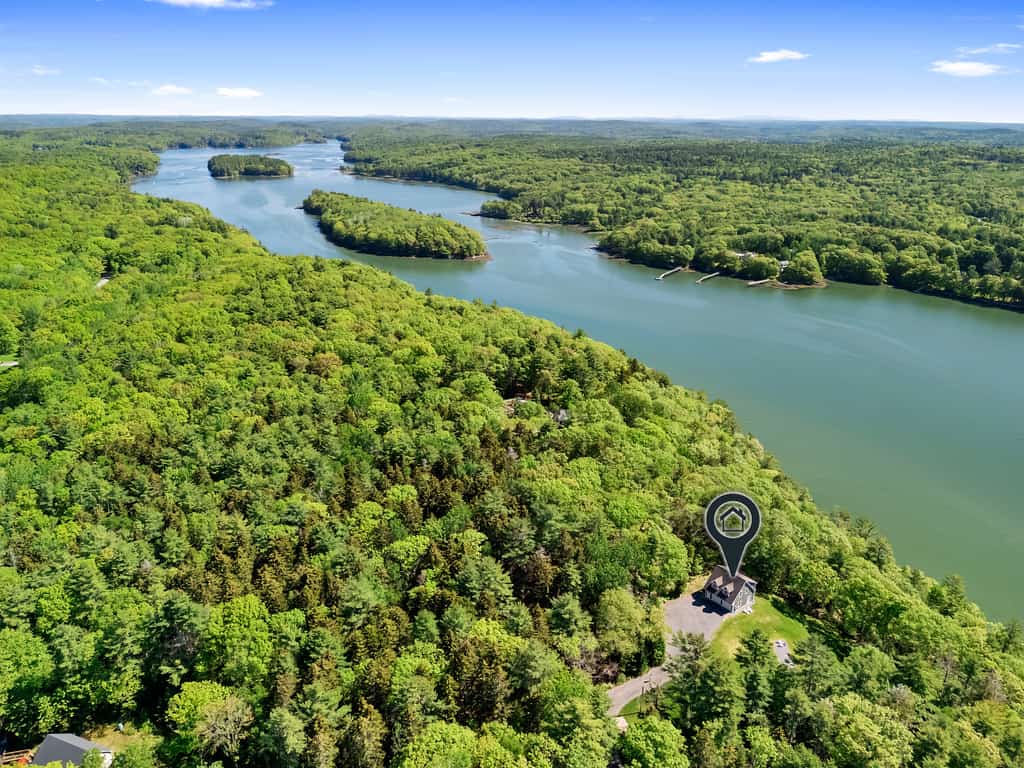 Barter Island Escape- Charming coastal unit with deck, grill, fire pit, and jetted tub