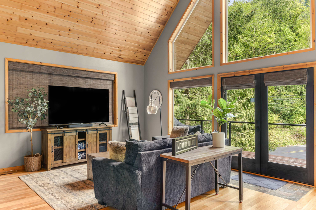 Spacious cabin with forest views, hot tub, BBQ, wrap around deck