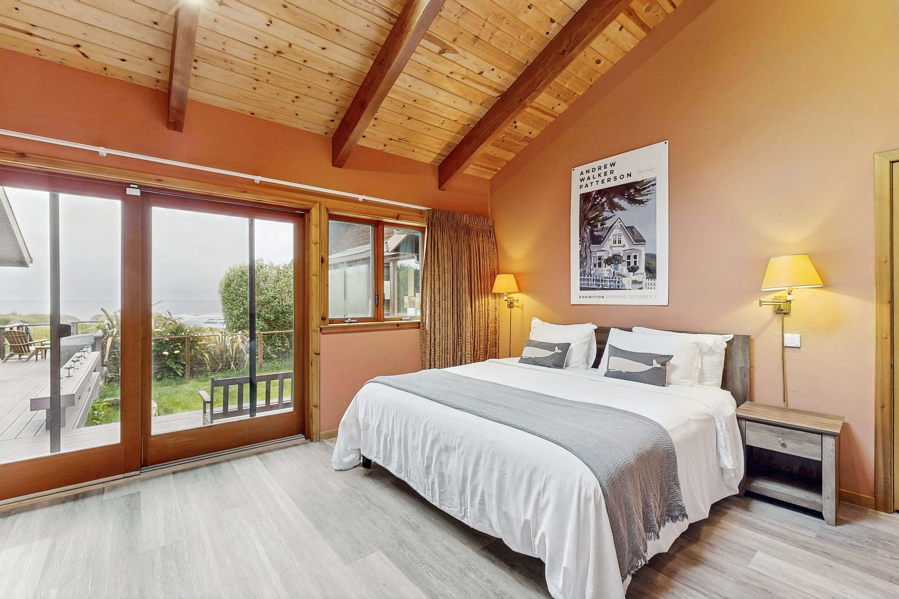 Mendocino Oceanfront Home - Hot Tub & BBQ