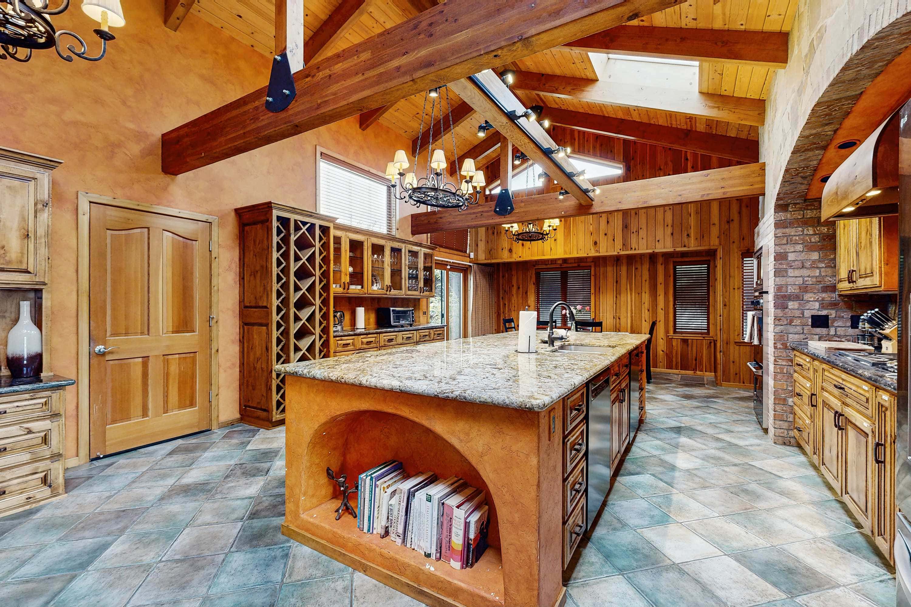 Mendocino Oceanfront Home - Hot Tub & BBQ