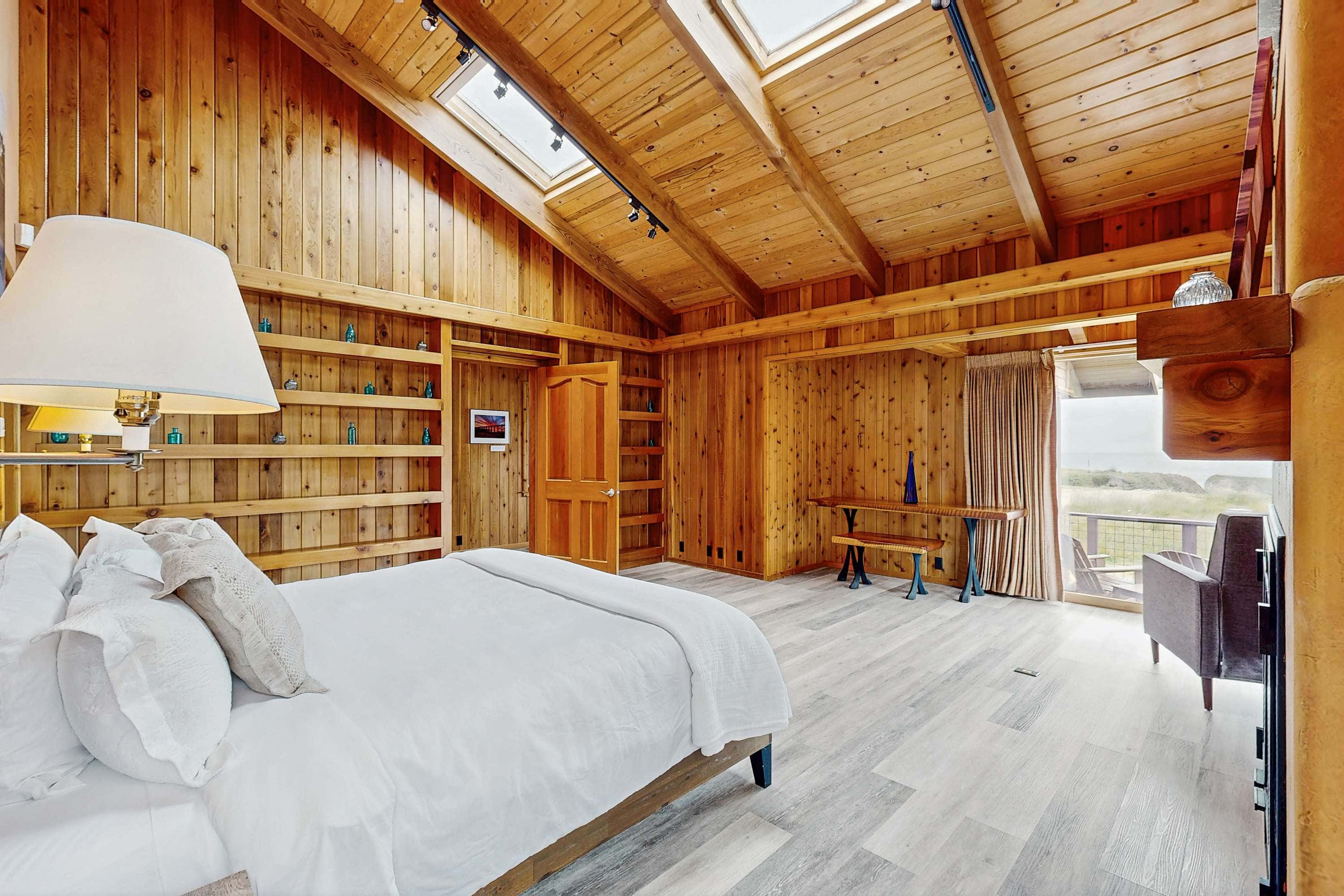 Mendocino Oceanfront Home - Hot Tub & BBQ