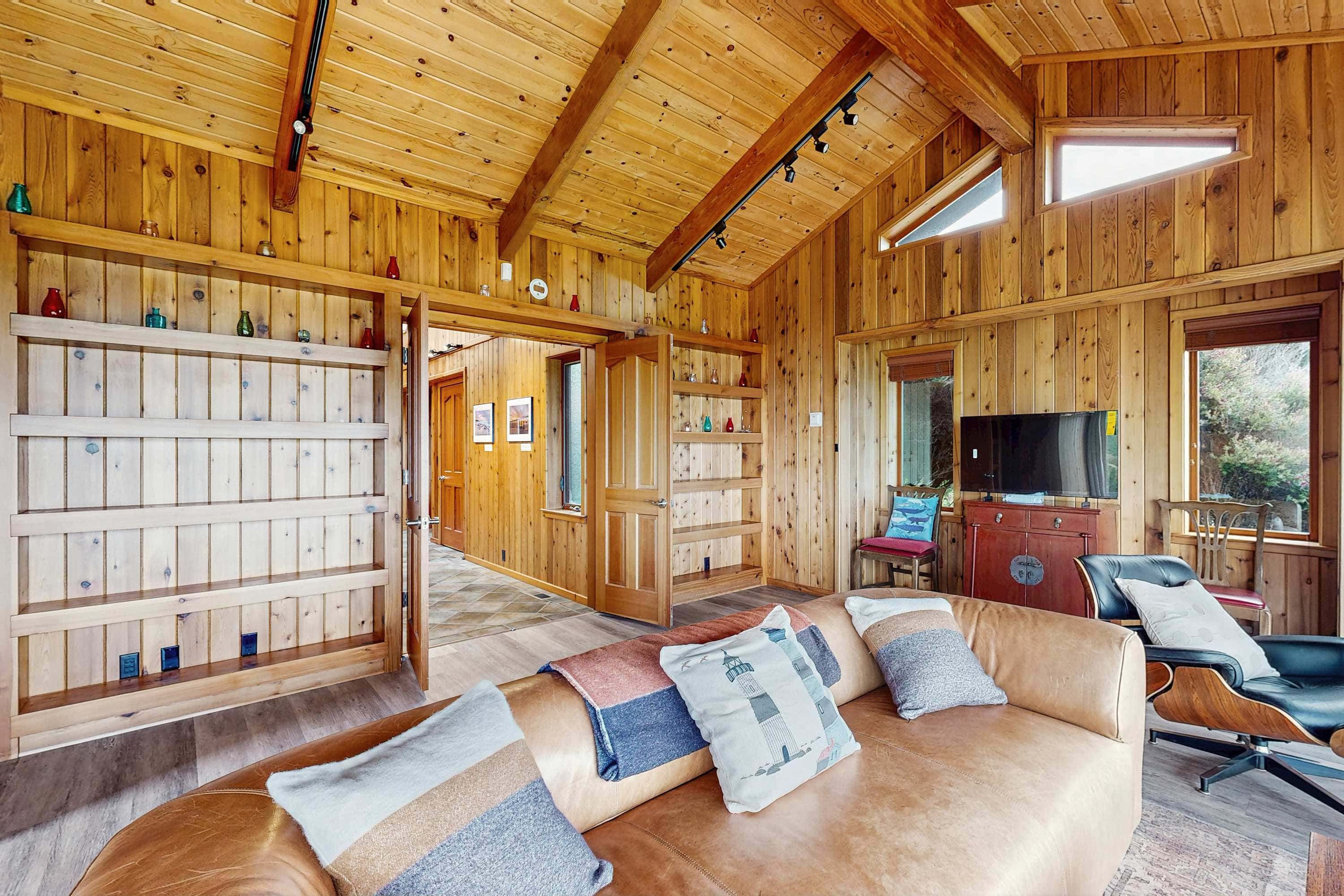Mendocino Oceanfront Home - Hot Tub & BBQ