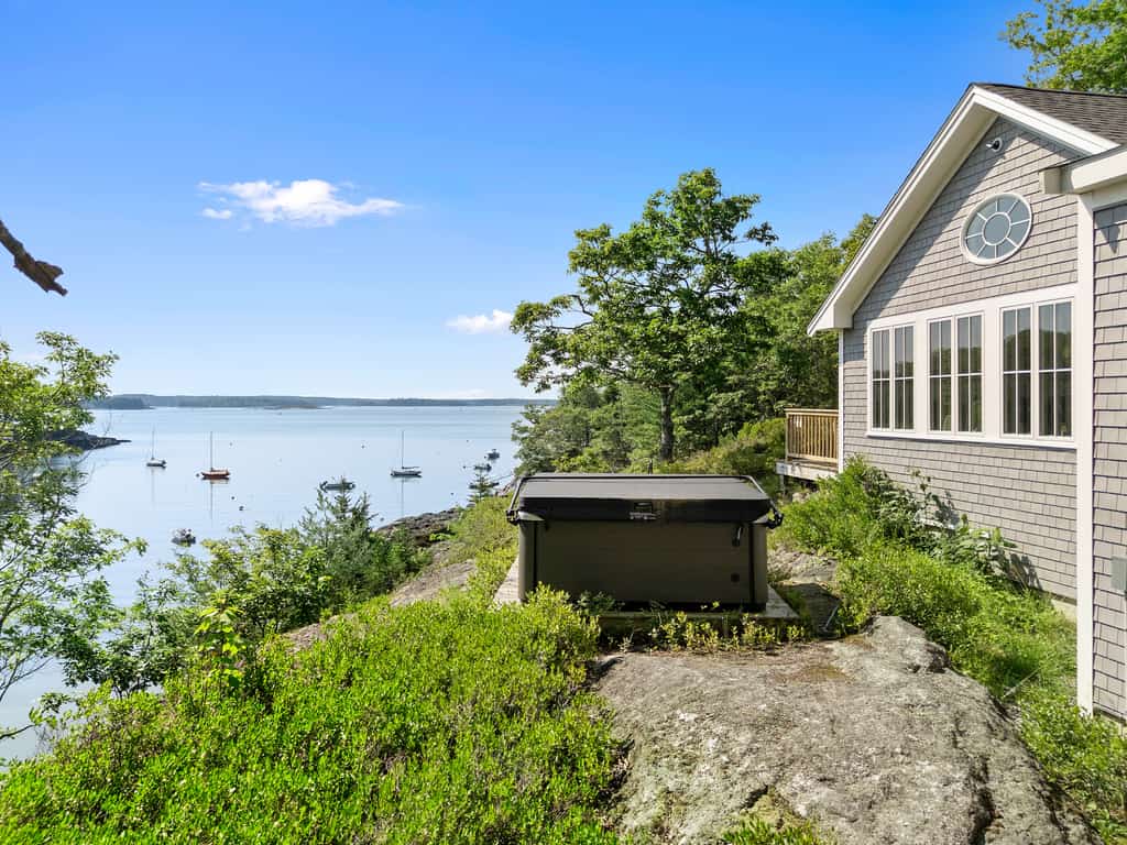 The Lighthouse: Gorgeous Oceanfront Home with Hot Tub, Modern Remodel, and Stunning Views