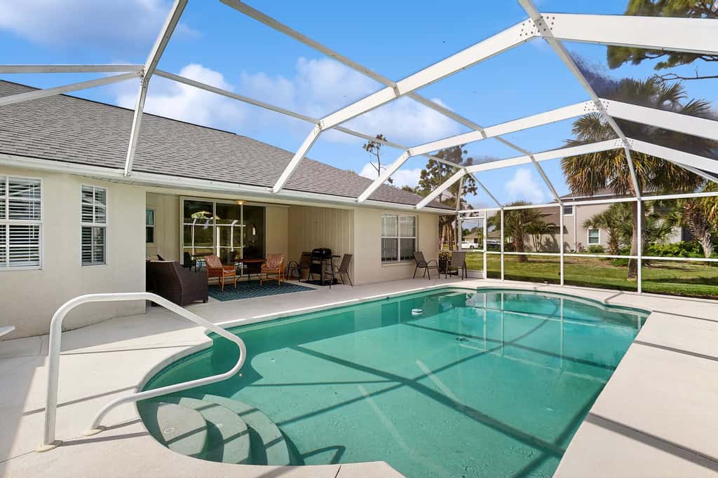 Pet Friendly Home with Outdoor Space & Private Pool