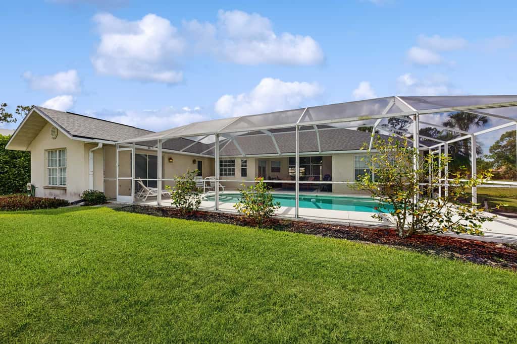 Pet Friendly Home with Outdoor Space & Private Pool