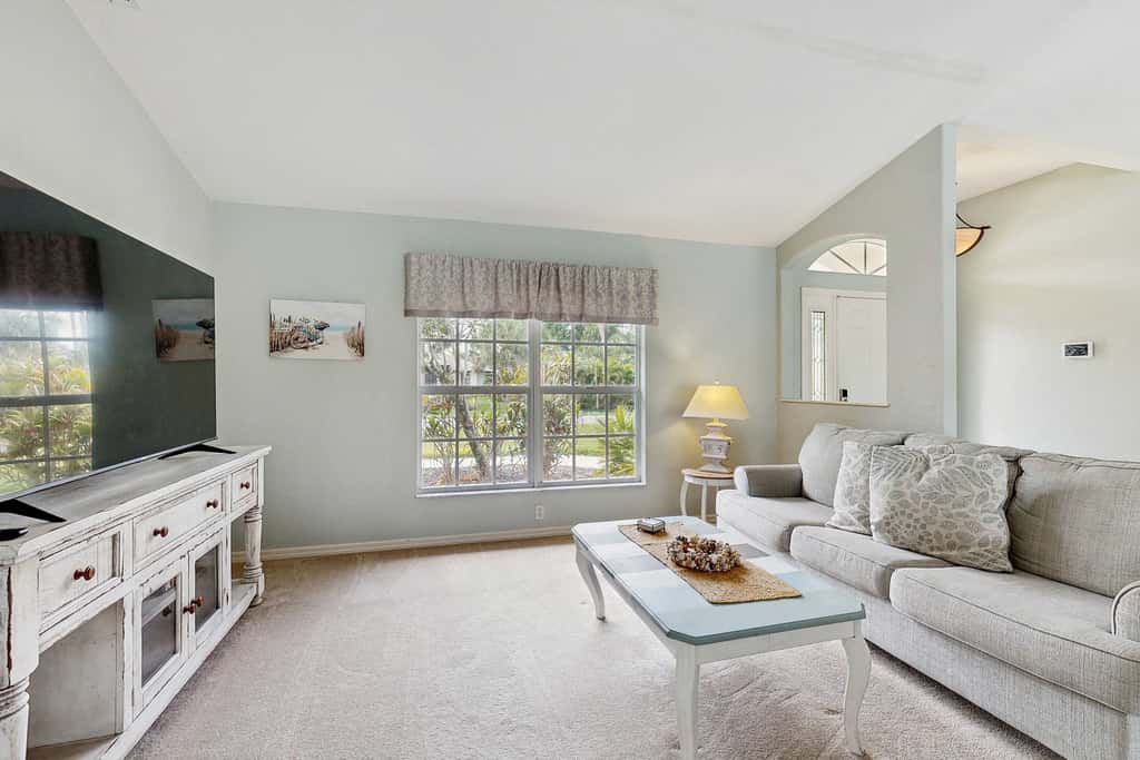 Pet Friendly Home with Outdoor Space & Private Pool