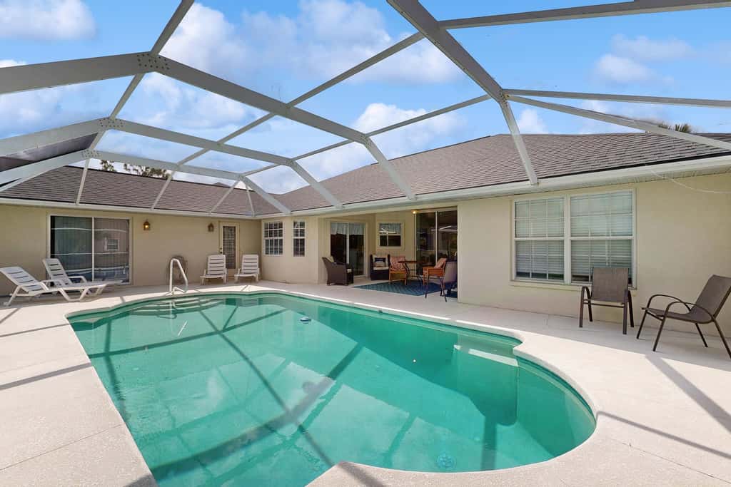 Pet Friendly Home with Outdoor Space & Private Pool