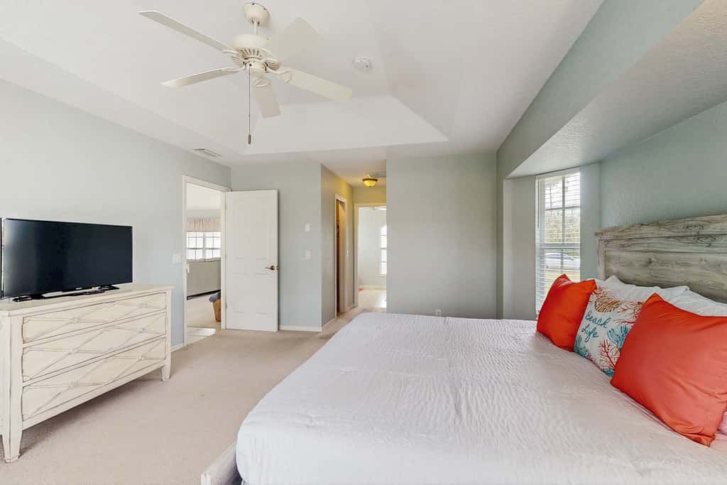 Pet Friendly Home with Outdoor Space & Private Pool