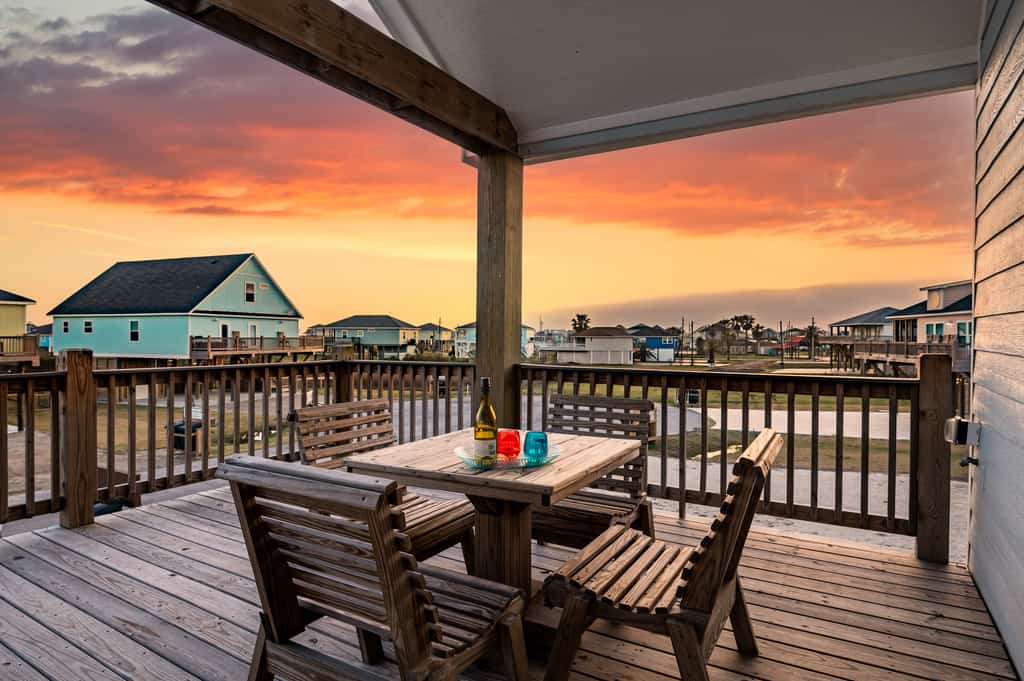 Tiki Bar! Close to the Beach! Pet-Friendly!