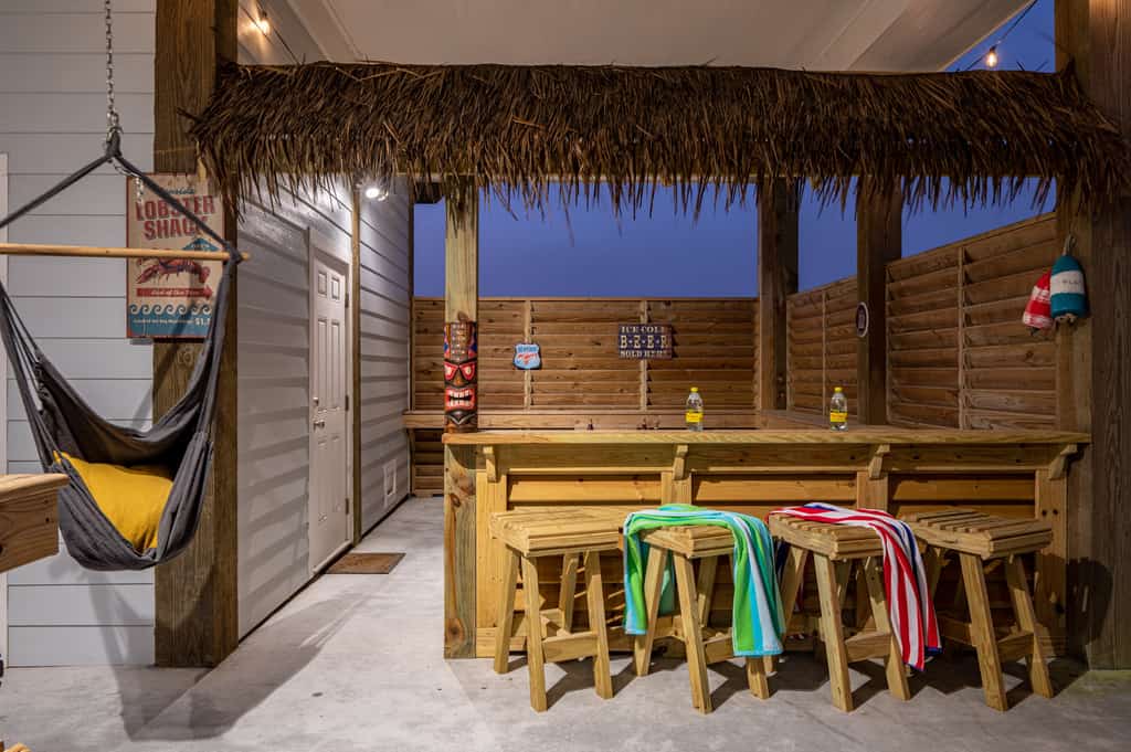 Tiki Bar! Close to the Beach! Pet-Friendly!