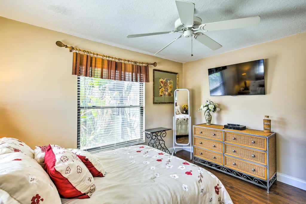 Solar-Heated Pool! Tropical Apollo Beach Hideaway