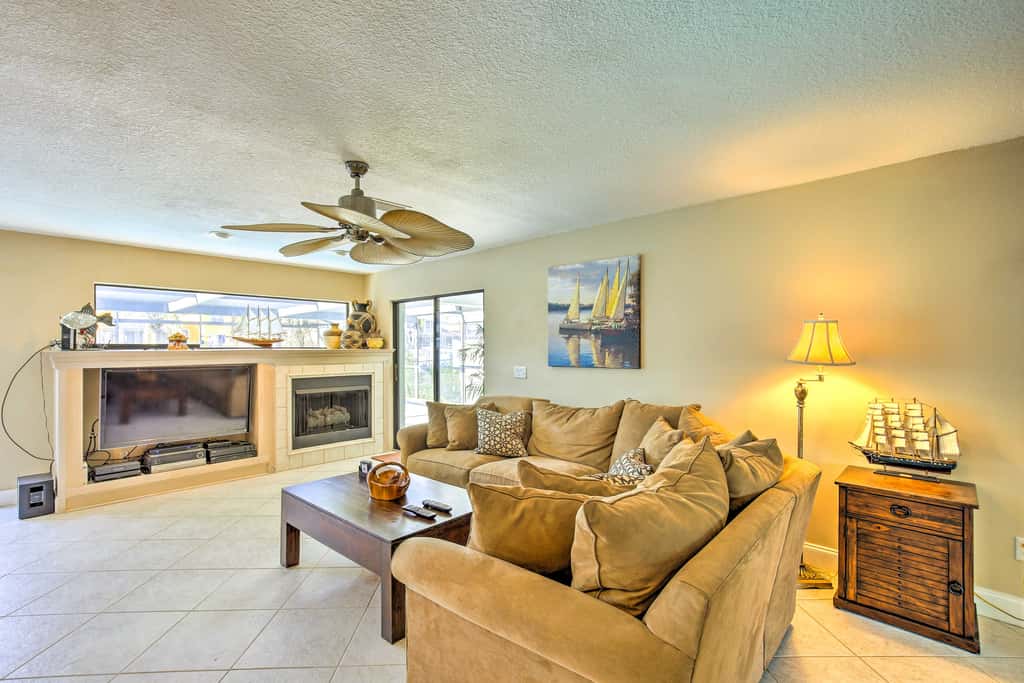 Solar-Heated Pool! Tropical Apollo Beach Hideaway