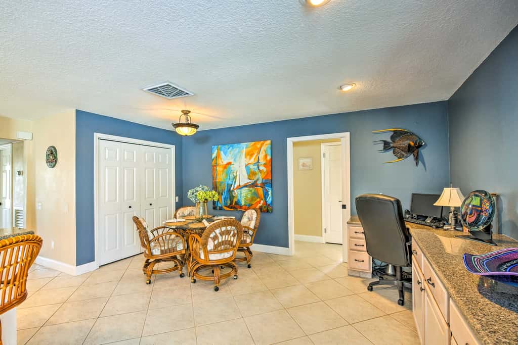 Solar-Heated Pool! Tropical Apollo Beach Hideaway