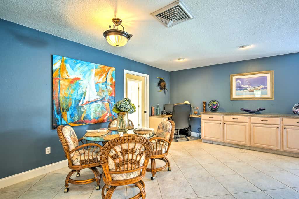 Solar-Heated Pool! Tropical Apollo Beach Hideaway