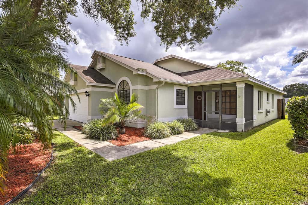 Lakefront Brandon Home w/ Patio & Screened Lanai!