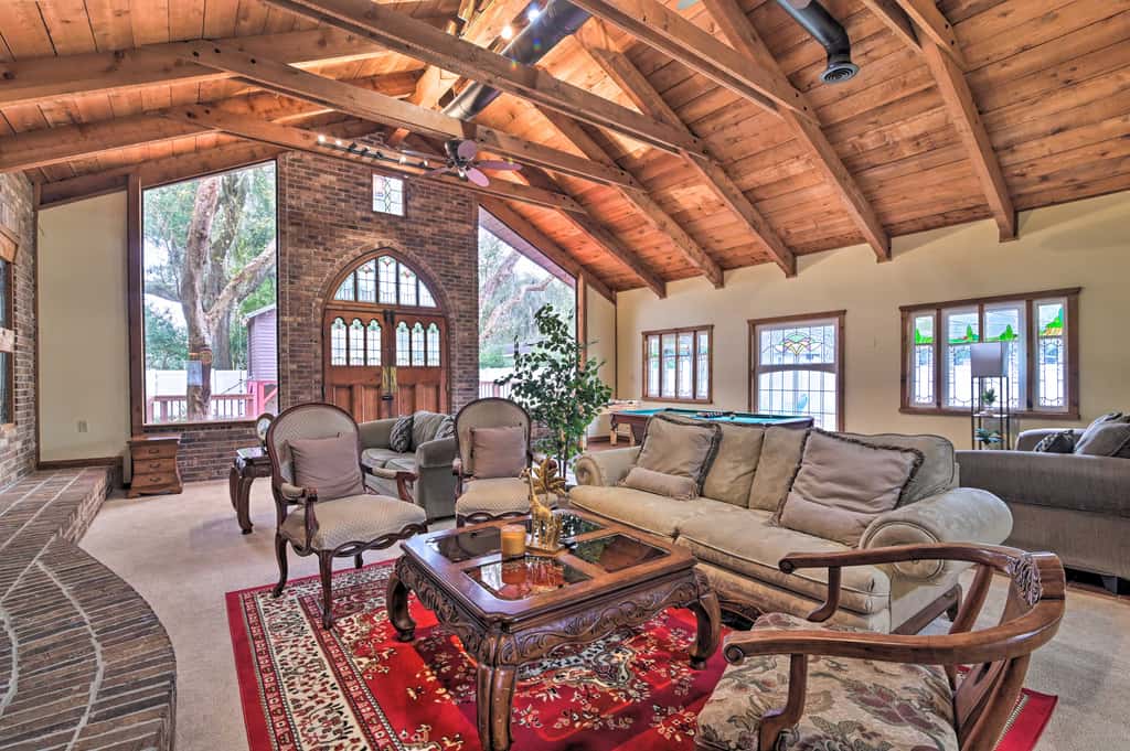 Grand Valrico Home w/ Deck, Fire Pit & Yard!