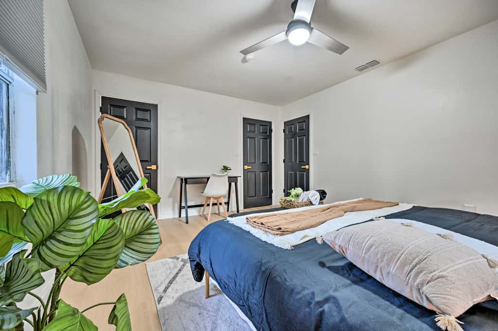 Tampa Retreat: 11 Beds, Game Room & Pool!