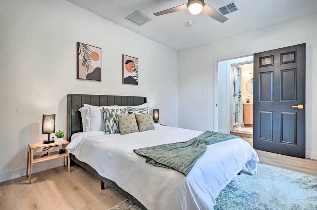 Tampa Retreat: 11 Beds, Game Room & Pool!