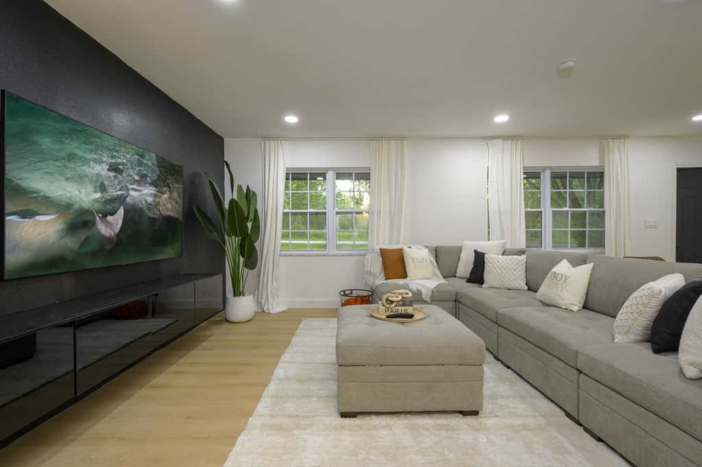 Tampa Retreat: 11 Beds, Game Room & Pool!