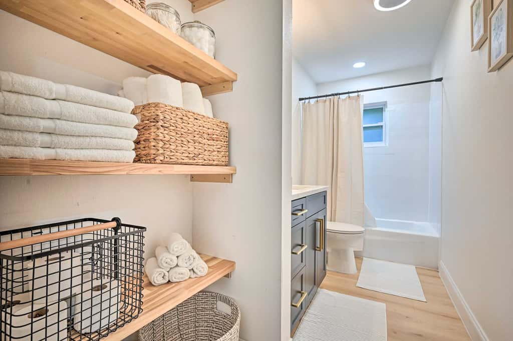 Tampa Retreat: 11 Beds, Game Room & Pool!
