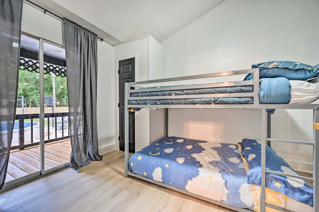Tampa Retreat: 11 Beds, Game Room & Pool!