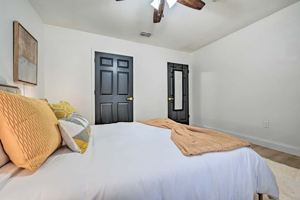 Tampa Retreat: 11 Beds, Game Room & Pool!