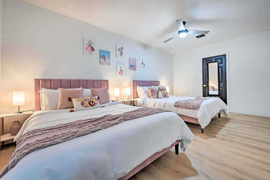 Tampa Retreat: 11 Beds, Game Room & Pool!