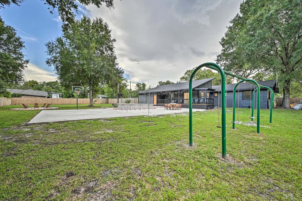 Tampa Retreat: 11 Beds, Game Room & Pool!