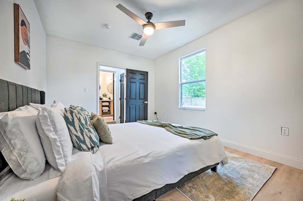 Tampa Retreat: 11 Beds, Game Room & Pool!