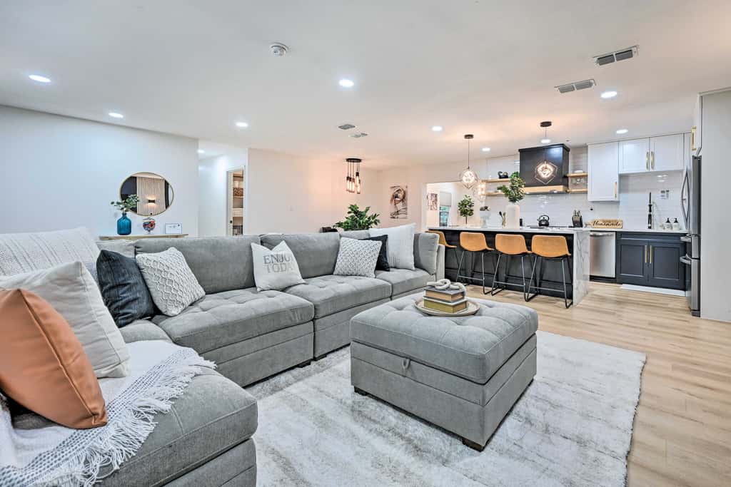 Tampa Retreat: 11 Beds, Game Room & Pool!