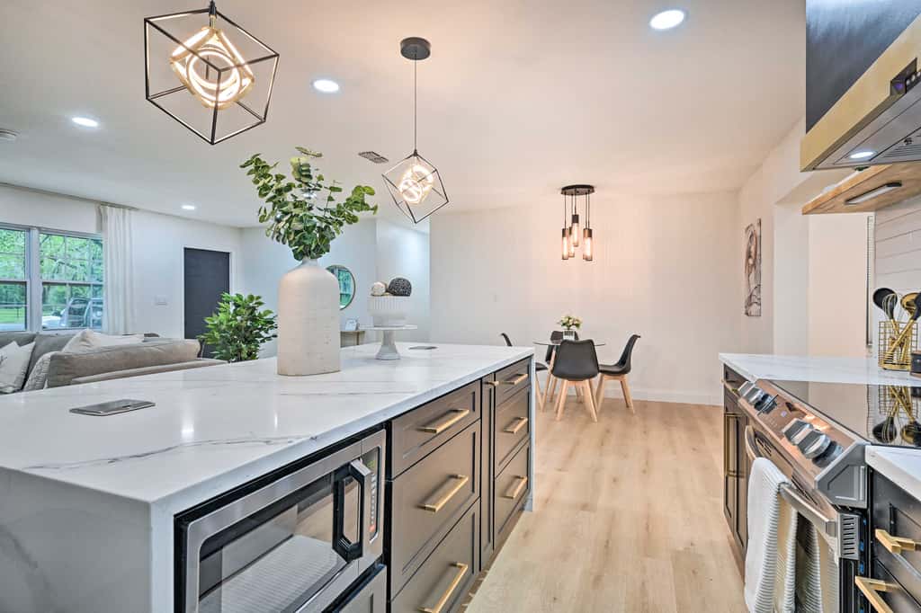 Tampa Retreat: 11 Beds, Game Room & Pool!