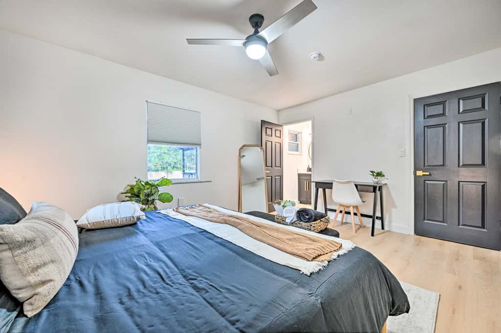 Tampa Retreat: 11 Beds, Game Room & Pool!